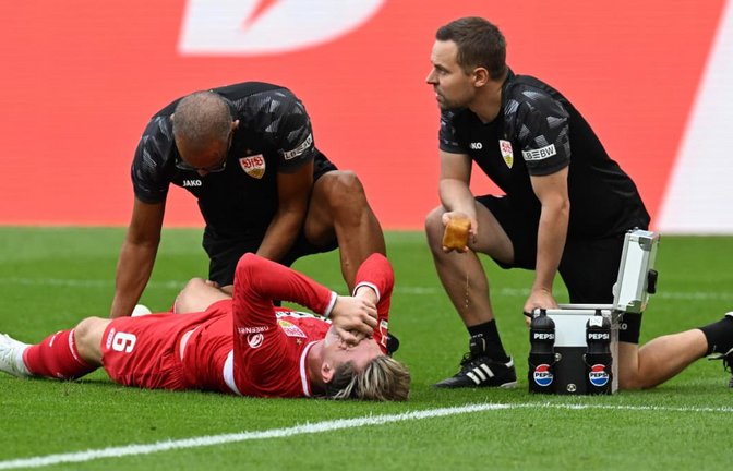 Schmerz, lass' nach: Angelo Stiller wird in Hoffenheim von den VfB-Ärzten behandelt.<span class='image-autor'>THOMAS KIENZLE/afp</span>