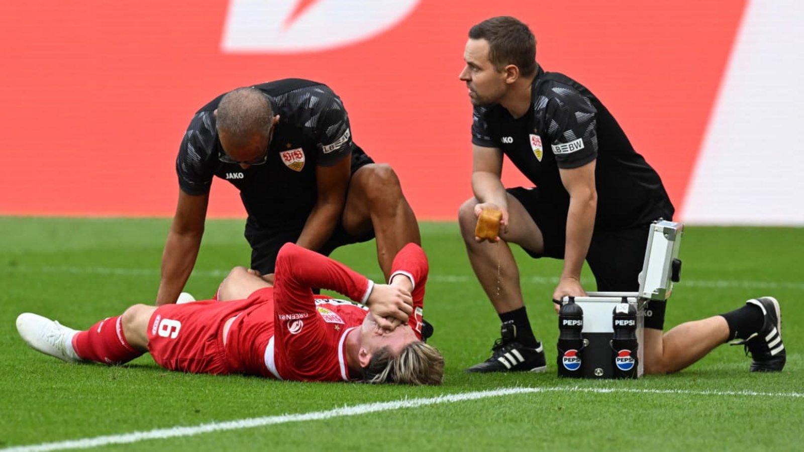 Schmerz, lass' nach: Angelo Stiller wird in Hoffenheim von den VfB-Ärzten behandelt.THOMAS KIENZLE/afp Schmerz, lass' nach: Angelo Stiller wird in Hoffenheim von den VfB-Ärzten behandelt.THOMAS KIENZLE/afp