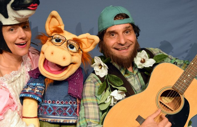 Die Volkshochschule Mühlacker zeigt am Dienstag (28. Juni) um 15.30 Uhr im Uhlandbau den singenden und klingenden Bauernhof, ein interaktives Liedertheaterstück mit Schauspielern und Figuren für Kinder ab vier Jahren zum Mitmachen und Mitsingen. Die kleine Luca ist ein bisschen still und schüchtern. Da ist es gar nicht so einfach, wenn man auf den singenden und klingenden Hof von Bauer Bolle kommt, wo den ganzen Tag fröhlich gesungen und getanzt wird. Kuh Stefanie liebt Chanson, Schwein Schwuz mag Country-Musik und Hahn Konstantin ist Rock’n‘Roll-Fan. Doch dann fällt Bauer Bolle in den Teich und wird krank, und Luca muss sich allein um den Hof kümmern. Zum Glück helfen ihr die Tiere und die Kinder aus dem Publikum! Und dann hat sie die rettende Idee, die den Bauern wieder gesundmacht. So entdeckt Luca, was in ihr steckt. Mit liebevollen Figuren und aufwändigen Kostümen wird die bunte Welt des Bauernhofs auf der Bühne zum Leben erweckt. Beim Theater Sturmvogel bleibt es nicht beim reinen Zuschauen, die Kinder werden verführt, eigene Ideen zu entwickeln . Karten gibt es bei der Volkshochschule Mühlacker unter 0 70 41 /876-302. Beginn: 15:30 Uhr, Saalöffnung: 15:15 Uhr. Eintritt: Erwachsene sieben Euro, Kinder fünf Euro. <span class='image-autor'>Foto: p</span>
