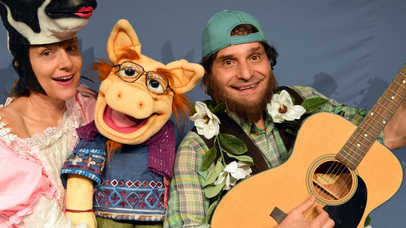 Die Volkshochschule Mühlacker zeigt am Dienstag (28. Juni) um 15.30 Uhr im Uhlandbau den singenden und klingenden Bauernhof, ein interaktives Liedertheaterstück mit Schauspielern und Figuren für Kinder ab vier Jahren zum Mitmachen und Mitsingen. Die kleine Luca ist ein bisschen still und schüchtern. Da ist es gar nicht so einfach, wenn man auf den singenden und klingenden Hof von Bauer Bolle kommt, wo den ganzen Tag fröhlich gesungen und getanzt wird. Kuh Stefanie liebt Chanson, Schwein Schwuz mag Country-Musik und Hahn Konstantin ist Rock’n‘Roll-Fan. Doch dann fällt Bauer Bolle in den Teich und wird krank, und Luca muss sich allein um den Hof kümmern. Zum Glück helfen ihr die Tiere und die Kinder aus dem Publikum! Und dann hat sie die rettende Idee, die den Bauern wieder gesundmacht. So entdeckt Luca, was in ihr steckt. Mit liebevollen Figuren und aufwändigen Kostümen wird die bunte Welt des Bauernhofs auf der Bühne zum Leben erweckt. Beim Theater Sturmvogel bleibt es nicht beim reinen Zuschauen, die Kinder werden verführt, eigene Ideen zu entwickeln . Karten gibt es bei der Volkshochschule Mühlacker unter 0 70 41 /876-302. Beginn: 15:30 Uhr, Saalöffnung: 15:15 Uhr. Eintritt: Erwachsene sieben Euro, Kinder fünf Euro. Foto: p Die Volkshochschule Mühlacker zeigt am Dienstag (28. Juni) um 15.30 Uhr im Uhlandbau den singenden und klingenden Bauernhof, ein interaktives Liedertheaterstück mit Schauspielern und Figuren für Kinder ab vier Jahren zum Mitmachen und Mitsingen. Die kleine Luca ist ein bisschen still und schüchtern. Da ist es gar nicht so einfach, wenn man auf den singenden und klingenden Hof von Bauer Bolle kommt, wo den ganzen Tag fröhlich gesungen und getanzt wird. Kuh Stefanie liebt Chanson, Schwein Schwuz mag Country-Musik und Hahn Konstantin ist Rock’n‘Roll-Fan. Doch dann fällt Bauer Bolle in den Teich und wird krank, und Luca muss sich allein um den Hof kümmern. Zum Glück helfen ihr die Tiere und die Kinder aus dem Publikum! Und dann hat sie die rettende Idee, die den Bauern wieder gesundmacht. So entdeckt Luca, was in ihr steckt. Mit liebevollen Figuren und aufwändigen Kostümen wird die bunte Welt des Bauernhofs auf der Bühne zum Leben erweckt. Beim Theater Sturmvogel bleibt es nicht beim reinen Zuschauen, die Kinder werden verführt, eigene Ideen zu entwickeln . Karten gibt es bei der Volkshochschule Mühlacker unter 0 70 41 /876-302. Beginn: 15:30 Uhr, Saalöffnung: 15:15 Uhr. Eintritt: Erwachsene sieben Euro, Kinder fünf Euro. Foto: p