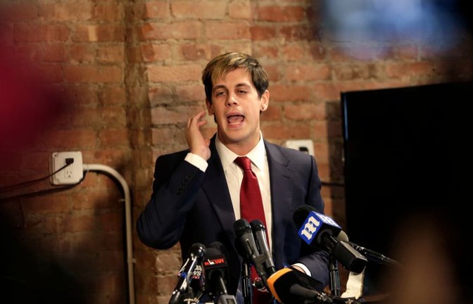 Der für rechtspopulistische Aussagen bekannte Blogger Milo Yiannopoulos spricht am 21.02.2017 in New York, USA, während einer Pressekonferenz. Yiannopoulos ist nun von ICE abgeschoben worden.<span class='image-autor'>Seth Wenig/dpa</span>