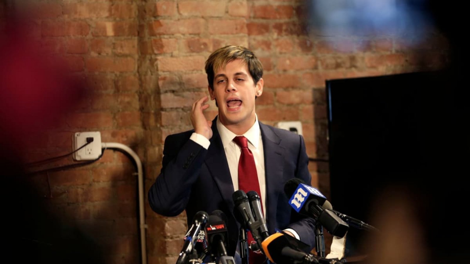 Der für rechtspopulistische Aussagen bekannte Blogger Milo Yiannopoulos spricht am 21.02.2017 in New York, USA, während einer Pressekonferenz. Yiannopoulos ist nun von ICE abgeschoben worden.<span class='image-autor'>Seth Wenig/dpa</span>