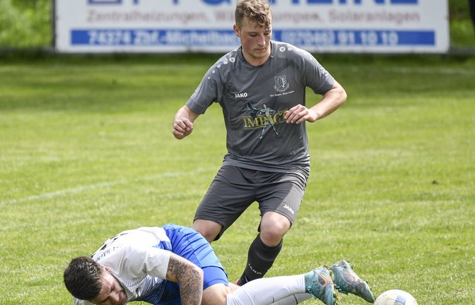 Damian Jimenez (am Boden) vom TSV Häfnerhaslach kämpft mit Jannik Aldinger vom TSV Enzweihingen um den Ball. <span class='image-autor'>Foto: Leitner</span>
