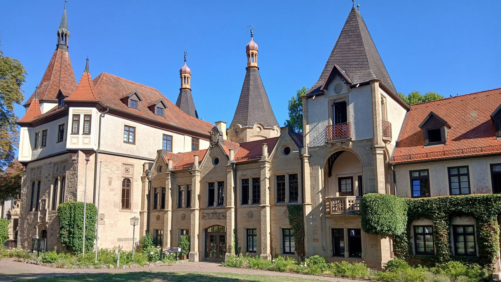 Von so einem Sitz dürfte wohl manch ein Verwaltungschef träumen: Das alte Schloss ist heute das Rathaus des Orts.  Fotos: Müller