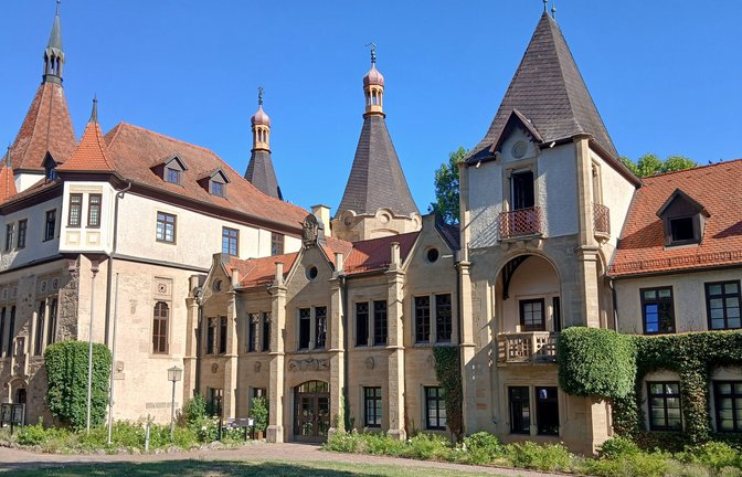 Von so einem Sitz dürfte wohl manch ein Verwaltungschef träumen: Das alte Schloss ist heute das Rathaus des Orts.  <span class='image-autor'>Fotos: Müller</span>