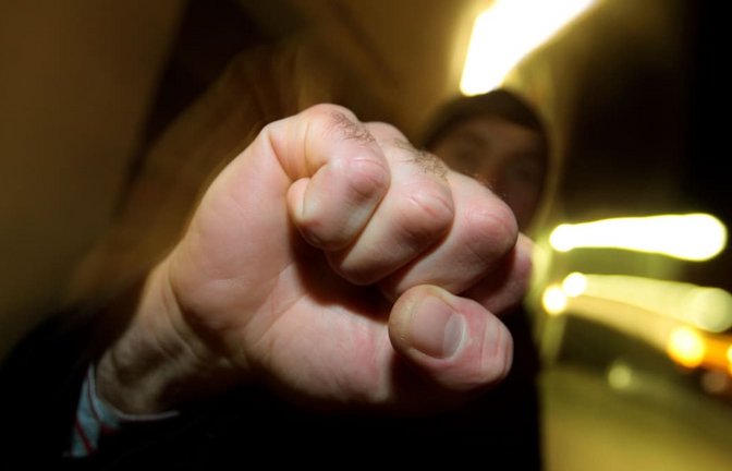 Eine 23-Jährige ist in Denkendorf wohl durch einen Faustschlag getroffen worden. (Symbolfoto)<span class='image-autor'>dpa</span>