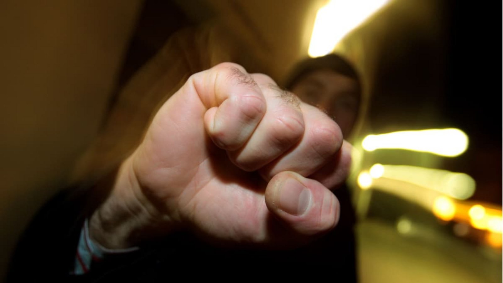Eine 23-Jährige ist in Denkendorf wohl durch einen Faustschlag getroffen worden. (Symbolfoto)dpa Eine 23-Jährige ist in Denkendorf wohl durch einen Faustschlag getroffen worden. (Symbolfoto)dpa