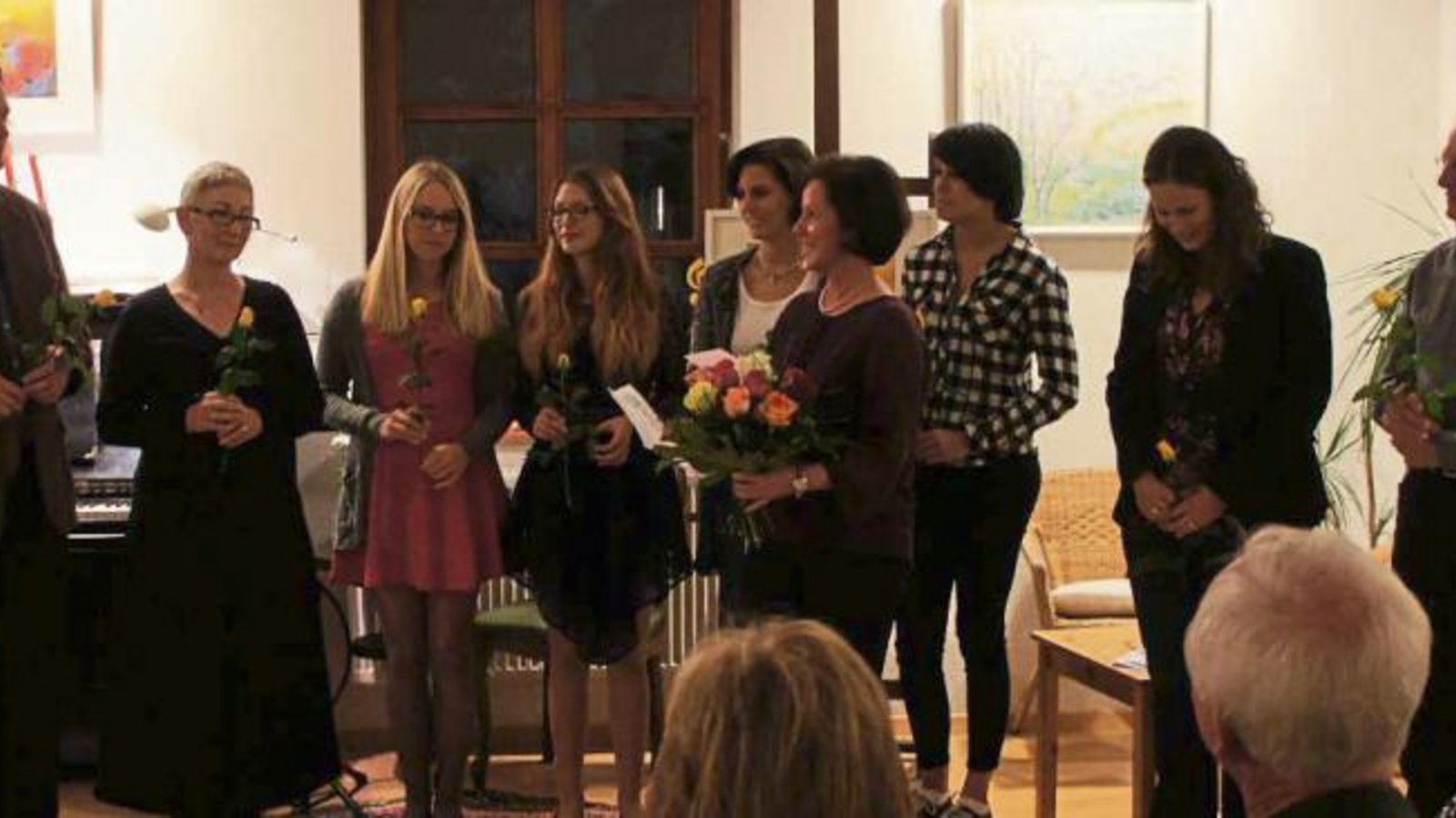 Solistin Susanne Schaaf überreicht für zehn Jahre Kultur-Werkstatt der Leiterin Ursula Layher einen Strauß mit zehn Rosen. Foto: p Solistin Susanne Schaaf überreicht für zehn Jahre Kultur-Werkstatt der Leiterin Ursula Layher einen Strauß mit zehn Rosen. Foto: p