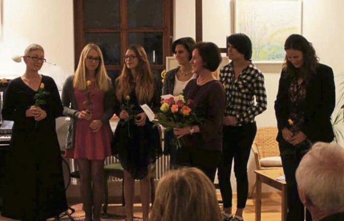Solistin Susanne Schaaf überreicht für zehn Jahre Kultur-Werkstatt der Leiterin Ursula Layher einen Strauß mit zehn Rosen.  Foto: p