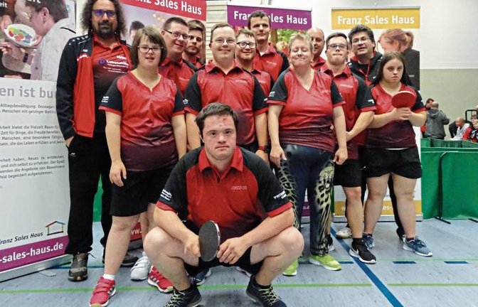 Diese 13-köpfige Delegation machte sich zum Inklusions-Tischtennisturnier in Essen auf: (von links) Stefan Baiker, Nathalie Sieber, Christian Brosi, Johannes Lehrer, Max Liesegang, Martin Holzäpfel, Dominik Kirchner, Tobias Karg, Melanie Bührle, Volker Sieber, Timo Amreihn, Volker Langenstein und Hanna Kahlmann  Foto: privat
