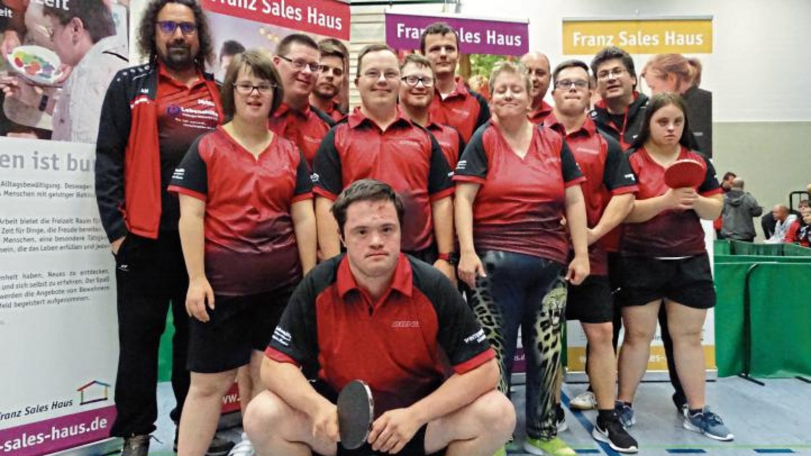 Diese 13-köpfige Delegation machte sich zum Inklusions-Tischtennisturnier in Essen auf: (von links) Stefan Baiker, Nathalie Sieber, Christian Brosi, Johannes Lehrer, Max Liesegang, Martin Holzäpfel, Dominik Kirchner, Tobias Karg, Melanie Bührle, Volker Sieber, Timo Amreihn, Volker Langenstein und Hanna Kahlmann Foto: privat Diese 13-köpfige Delegation machte sich zum Inklusions-Tischtennisturnier in Essen auf: (von links) Stefan Baiker, Nathalie Sieber, Christian Brosi, Johannes Lehrer, Max Liesegang, Martin Holzäpfel, Dominik Kirchner, Tobias Karg, Melanie Bührle, Volker Sieber, Timo Amreihn, Volker Langenstein und Hanna Kahlmann Foto: privat