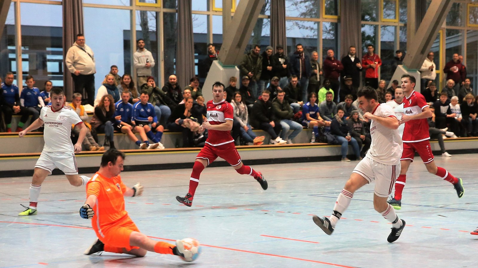 Der TSV Großglattbach (in Weiß) bekommt es am zweiten Weihnachtstag erneut mit Gastgeber TSV Wiernsheim zu tun. Foto: Küppers Der TSV Großglattbach (in Weiß) bekommt es am zweiten Weihnachtstag erneut mit Gastgeber TSV Wiernsheim zu tun. Foto: Küppers