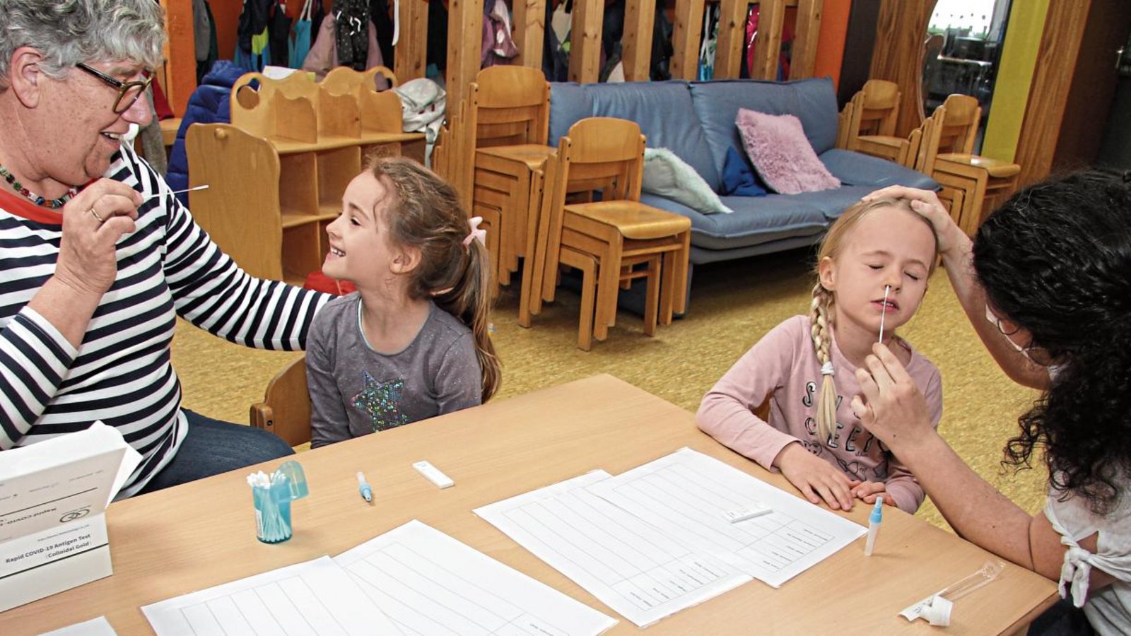 Im Kindergarten St. Stephanus sind gestern alle Kinder getestet worden. Leiterin Angneta Schmitz, Lara und Alina sowie Erzieherin Chiara Cortese (v.l.) zeigen, wie das geht. Foto: Rieger