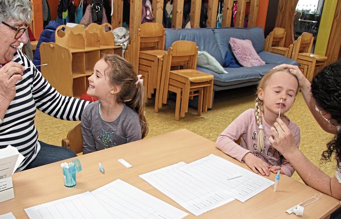 Im Kindergarten St. Stephanus sind gestern alle Kinder getestet worden. Leiterin Angneta Schmitz, Lara und Alina sowie Erzieherin Chiara Cortese (v.l.) zeigen, wie das geht. Foto: Rieger