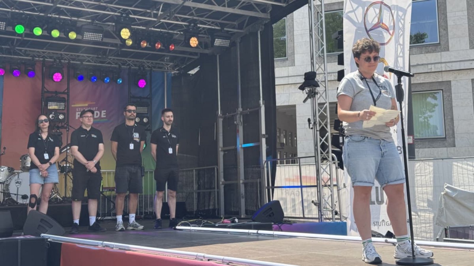 Betina Starzmann, Vorstandsmitglied der IG CSD Stuttgart, spricht am Sonntagnachmittag auf der Bühne in Stuttgart.Laura Wallenfels Betina Starzmann, Vorstandsmitglied der IG CSD Stuttgart, spricht am Sonntagnachmittag auf der Bühne in Stuttgart.Laura Wallenfels