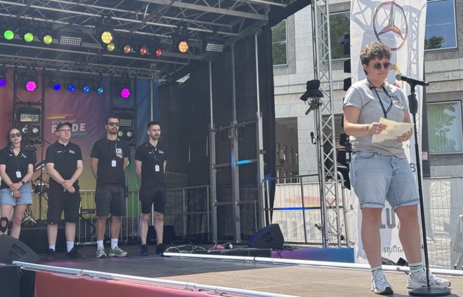 Betina Starzmann, Vorstandsmitglied der IG CSD Stuttgart, spricht am Sonntagnachmittag auf der Bühne in Stuttgart.<span class='image-autor'>Laura Wallenfels</span>