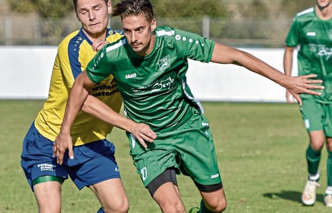 Marcel Boch (rechts) und Tim Stuible kämpfen um den Ballbesitz. Am Ende trennen sich die Fußballer aus Kleinglattbach und Nussdorf mit einem 2:2-Unentschieden. Foto: Leitner