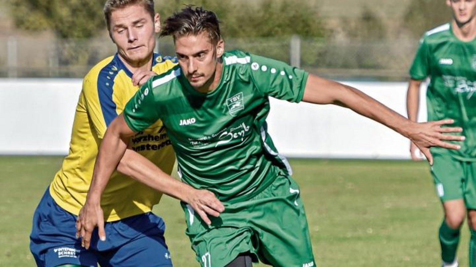 Marcel Boch (rechts) und Tim Stuible kämpfen um den Ballbesitz. Am Ende trennen sich die Fußballer aus Kleinglattbach und Nussdorf mit einem 2:2-Unentschieden. Foto: Leitner Marcel Boch (rechts) und Tim Stuible kämpfen um den Ballbesitz. Am Ende trennen sich die Fußballer aus Kleinglattbach und Nussdorf mit einem 2:2-Unentschieden. Foto: Leitner