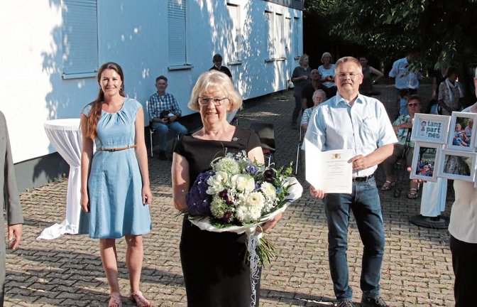 Doris Müllner, Vorsitzende des SV Illingen, wurde mit der Ehrennadel des Landes ausgezeichnet. Im Bild von links: Bürgermeister Harald Eiberger, Nadine Lengle (Sekretariat des Bürgermeisters), Doris Müllner, Hartmut Schmitt (2. Vorsitzender) und Klaus Fischer (Ehrenbeirat).  Foto: Arning