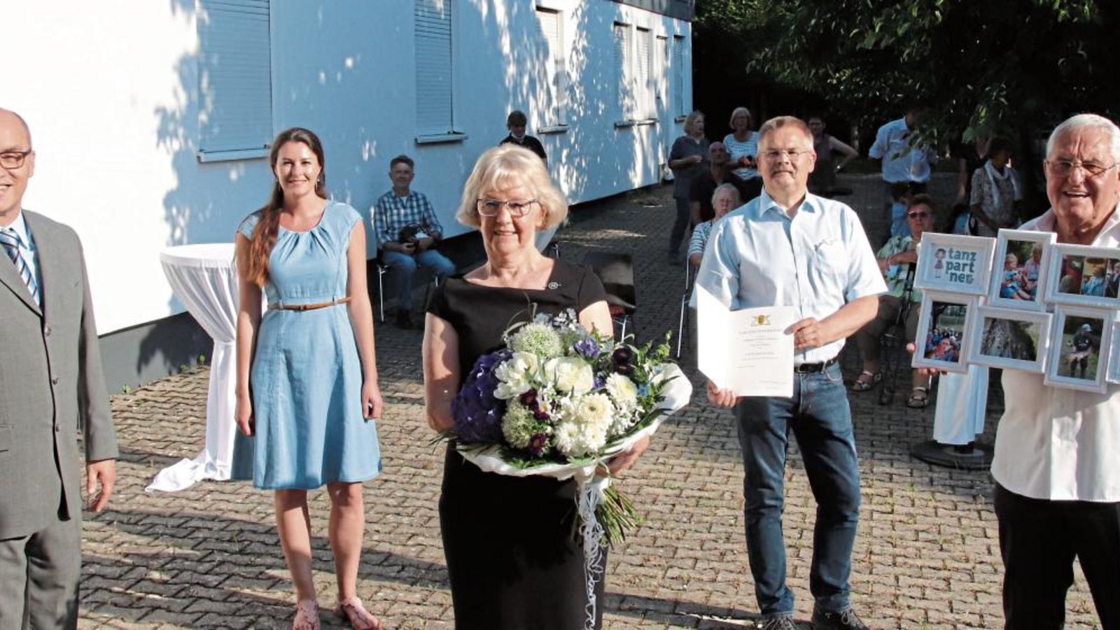 Doris Müllner, Vorsitzende des SV Illingen, wurde mit der Ehrennadel des Landes ausgezeichnet. Im Bild von links: Bürgermeister Harald Eiberger, Nadine Lengle (Sekretariat des Bürgermeisters), Doris Müllner, Hartmut Schmitt (2. Vorsitzender) und Klaus Fischer (Ehrenbeirat). Foto: Arning Doris Müllner, Vorsitzende des SV Illingen, wurde mit der Ehrennadel des Landes ausgezeichnet. Im Bild von links: Bürgermeister Harald Eiberger, Nadine Lengle (Sekretariat des Bürgermeisters), Doris Müllner, Hartmut Schmitt (2. Vorsitzender) und Klaus Fischer (Ehrenbeirat). Foto: Arning