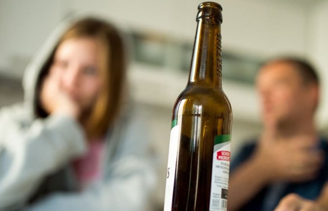 Im öffentlichen Raum dürfen Kinder unter 16 Jahren künftig nicht mehr Bier und Wein trinken, nur weil die Eltern ihre Erlaubnis geben.<span class='image-autor'>Alexander Heinl/dpa-tmn/dpa</span>