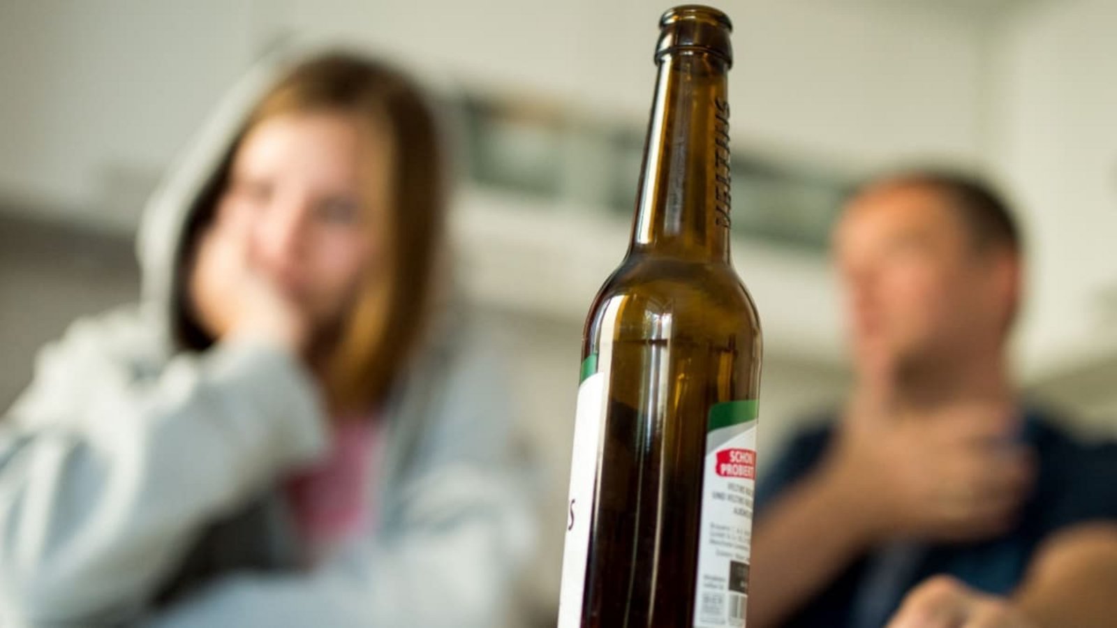 Im öffentlichen Raum dürfen Kinder unter 16 Jahren künftig nicht mehr Bier und Wein trinken, nur weil die Eltern ihre Erlaubnis geben.Alexander Heinl/dpa-tmn/dpa