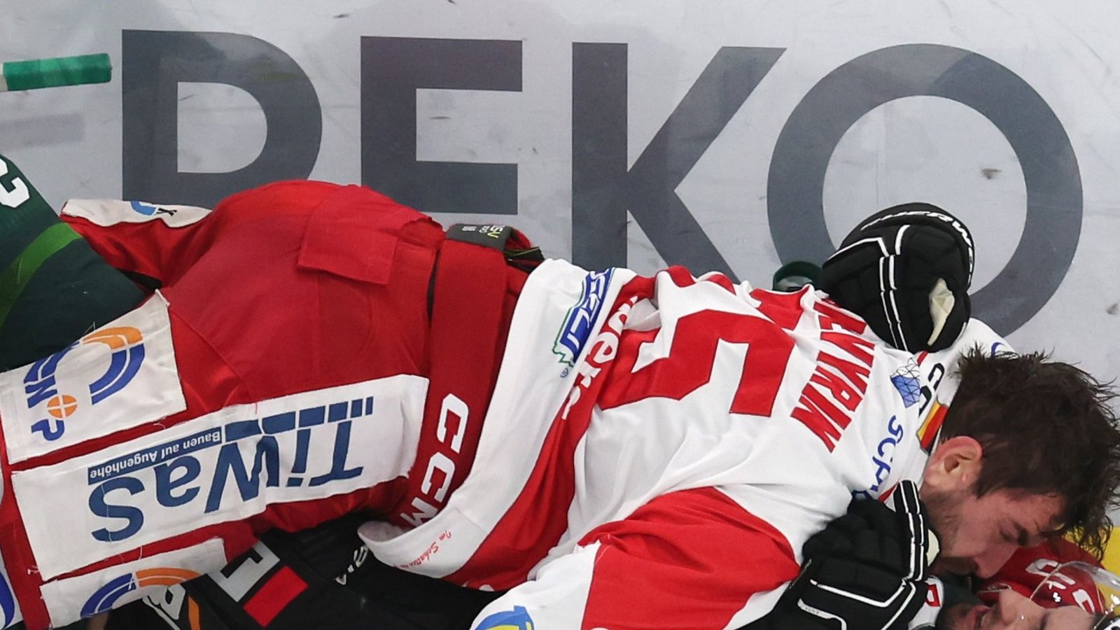 Benedikt Jiranek gerät im Spiel gegen Crimmitschau unter Denis Shevyrin, gewinnt aber letztlich mit 3:1 vor heimischem Publikum. Foto: Baumann Benedikt Jiranek gerät im Spiel gegen Crimmitschau unter Denis Shevyrin, gewinnt aber letztlich mit 3:1 vor heimischem Publikum. Foto: Baumann
