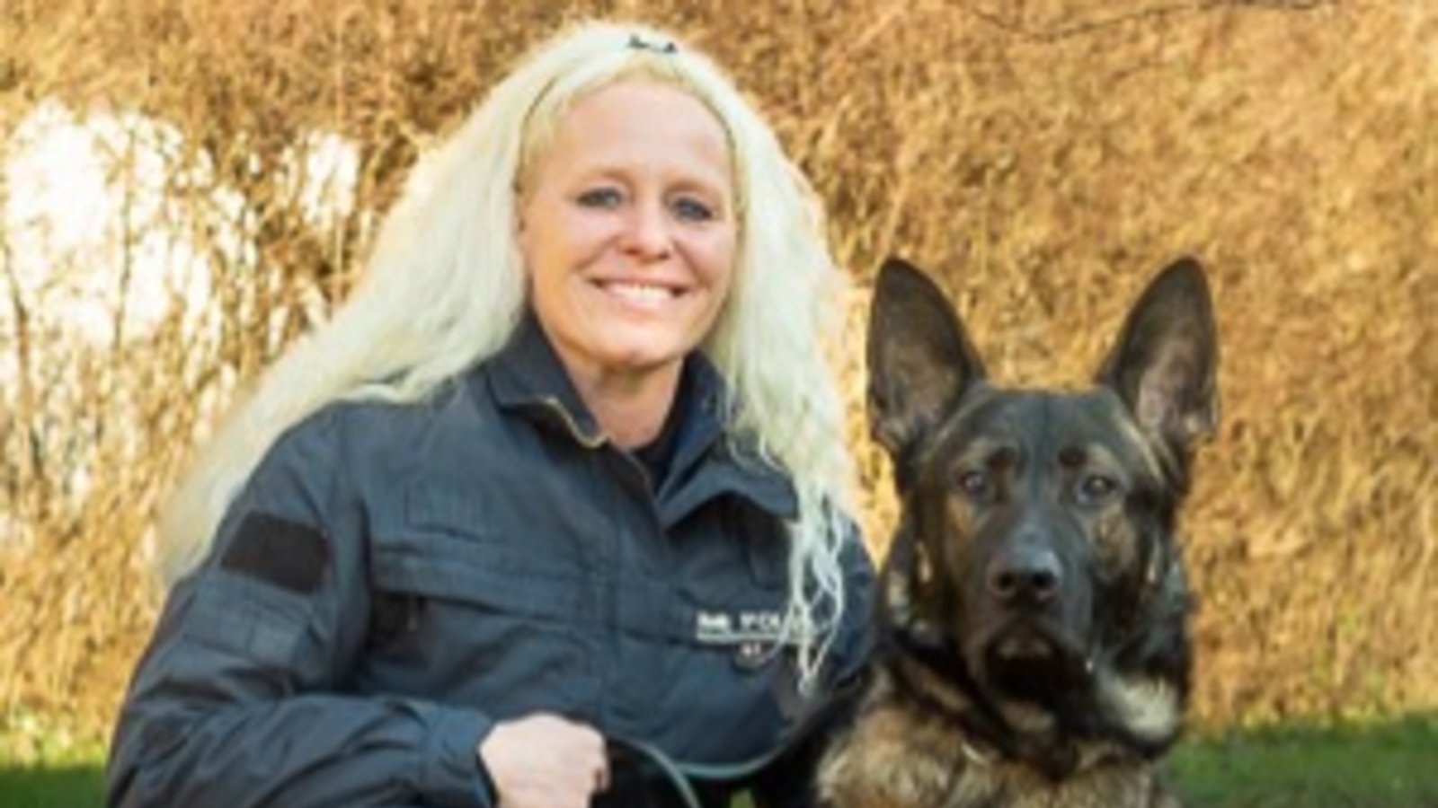 Polizeioberkommissarin Nathalie Lasch mit ihrem Banknotenspürhund, Bullwei. Foto: Polizeipräsidium Pforzheim 