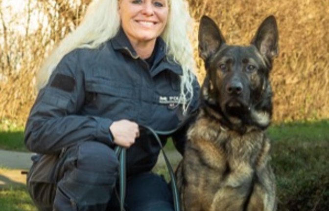 Polizeioberkommissarin Nathalie Lasch mit ihrem Banknotenspürhund, Bullwei. Foto: Polizeipräsidium Pforzheim 
