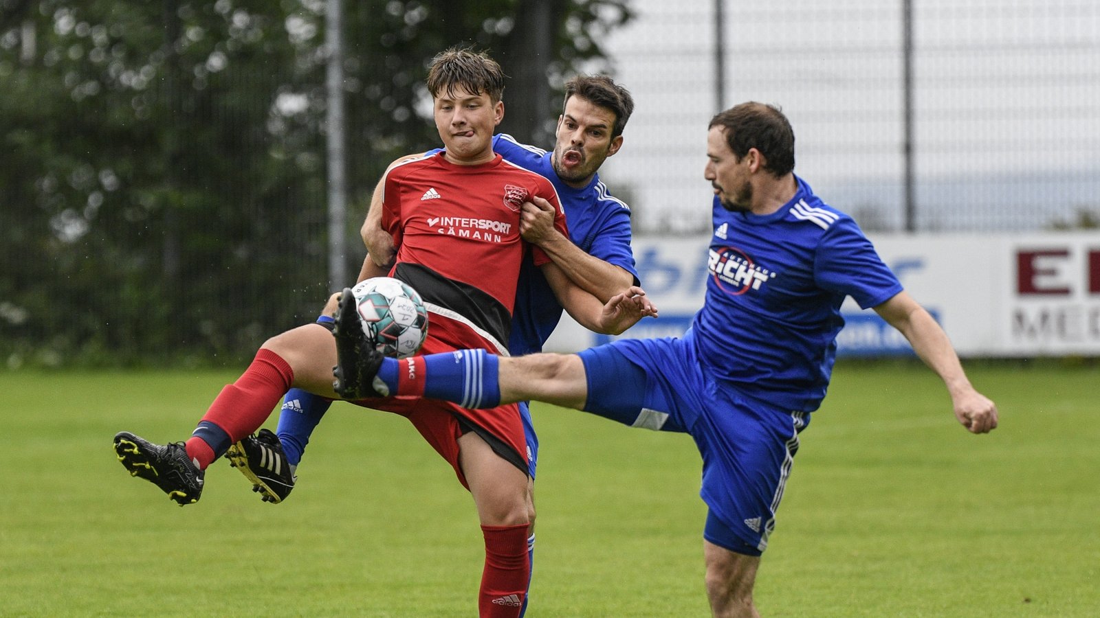 Daniel Migulla (Mitte) vom TSV Großglattbach wird von zwei Mönsheimern bedrängt. Foto: Leitner Daniel Migulla (Mitte) vom TSV Großglattbach wird von zwei Mönsheimern bedrängt. Foto: Leitner