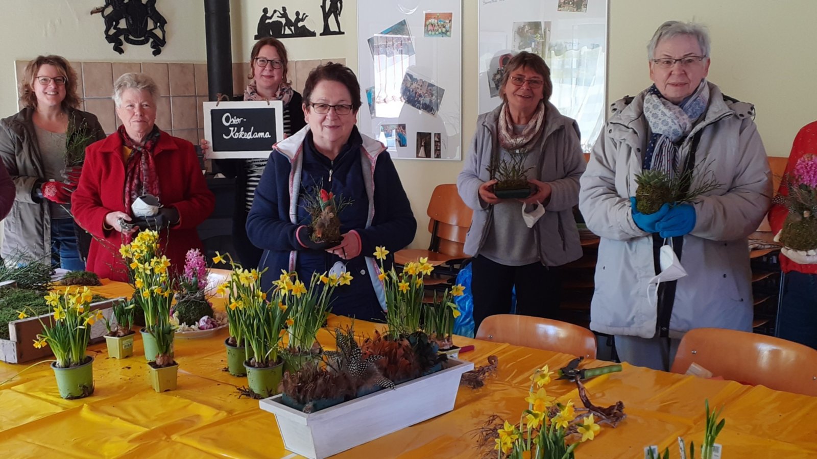 In zwei Gruppen haben die Häfnerhaslacher Landfrauen und ihre Gäste am Samstag in der Häfnerstube österliche Kokedamas gebastelt.  Foto: Glemser