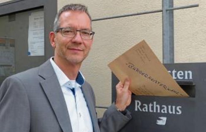 Thomas Hanisch gibt seine Bewerbung in Oberriexingen ab. Foto: p