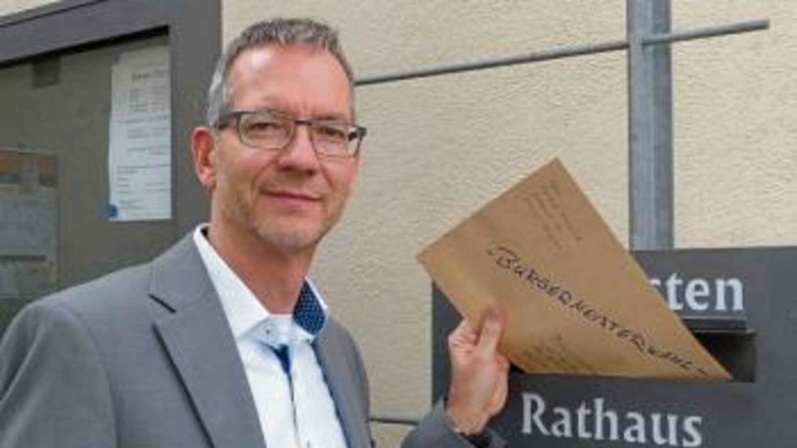 Thomas Hanisch gibt seine Bewerbung in Oberriexingen ab. Foto: p Thomas Hanisch gibt seine Bewerbung in Oberriexingen ab. Foto: p