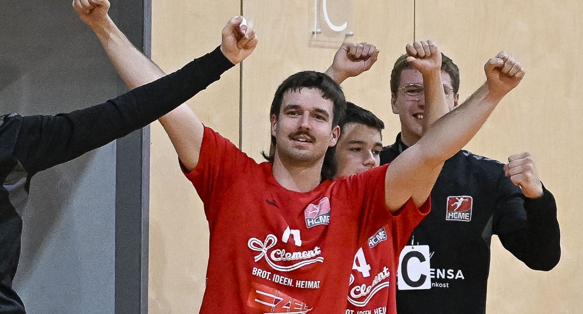 HC Metter-Enz (rotes Trikot) - TSG Schwäbisch Hall, 01.11.2025   Handball, Männer, Neckar-Franken, Männer Bezirksliga,  Die Bank des HCME freute sich bei jedem Treffer 