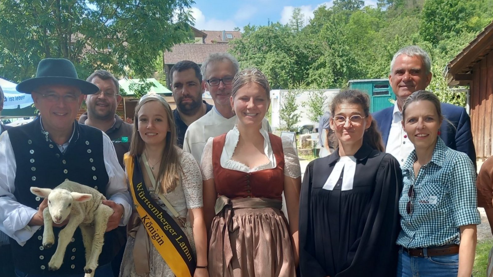 Auch Hoheiten schauen beim Lämmerschoppen vorbei – in diesem Fall die Württembergische Lammkönigin Anja Schmid (vorne, Zweite von links) und die Württembergische Weinkönigin Jule Mayr (rechts daneben).  Foto: Glemser