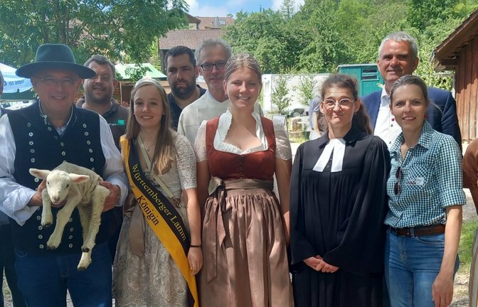 Auch Hoheiten schauen beim Lämmerschoppen vorbei – in diesem Fall die Württembergische Lammkönigin Anja Schmid (vorne, Zweite von links) und die Württembergische Weinkönigin Jule Mayr (rechts daneben).  <span class='image-autor'>Foto: Glemser</span>