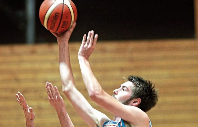 Jens Ehmke ist im Spiel gegen Ulm II nicht mehr am Korberfolg zu hindern. Foto: Küppers
