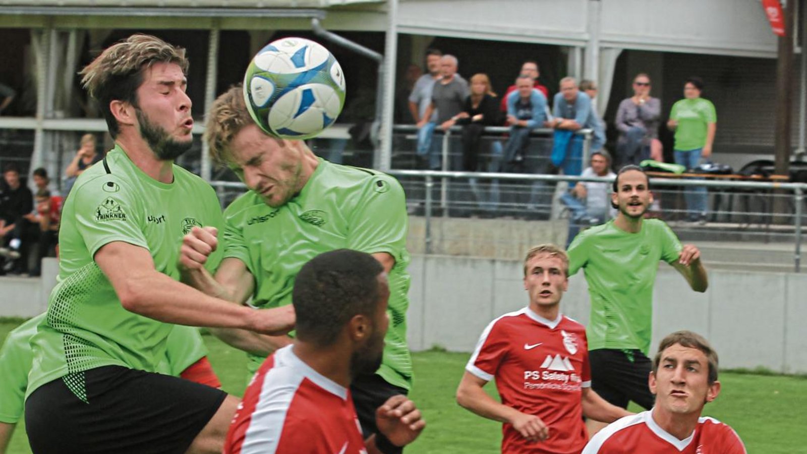 Lukas Wizemann (hinterm Ball) setzt – behindert von Thorsten Josenhans (links) – einen Kopfball neben das Tor. Foto: Nachreiner Lukas Wizemann (hinterm Ball) setzt – behindert von Thorsten Josenhans (links) – einen Kopfball neben das Tor. Foto: Nachreiner