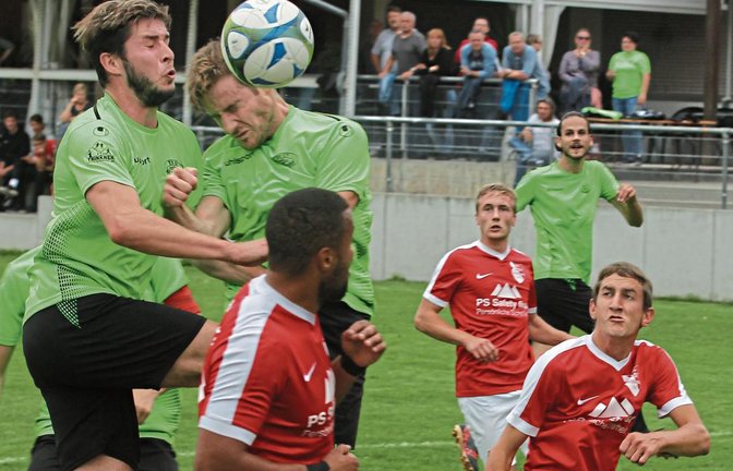 Lukas Wizemann (hinterm Ball) setzt – behindert von Thorsten Josenhans (links) – einen Kopfball neben das Tor. Foto: Nachreiner