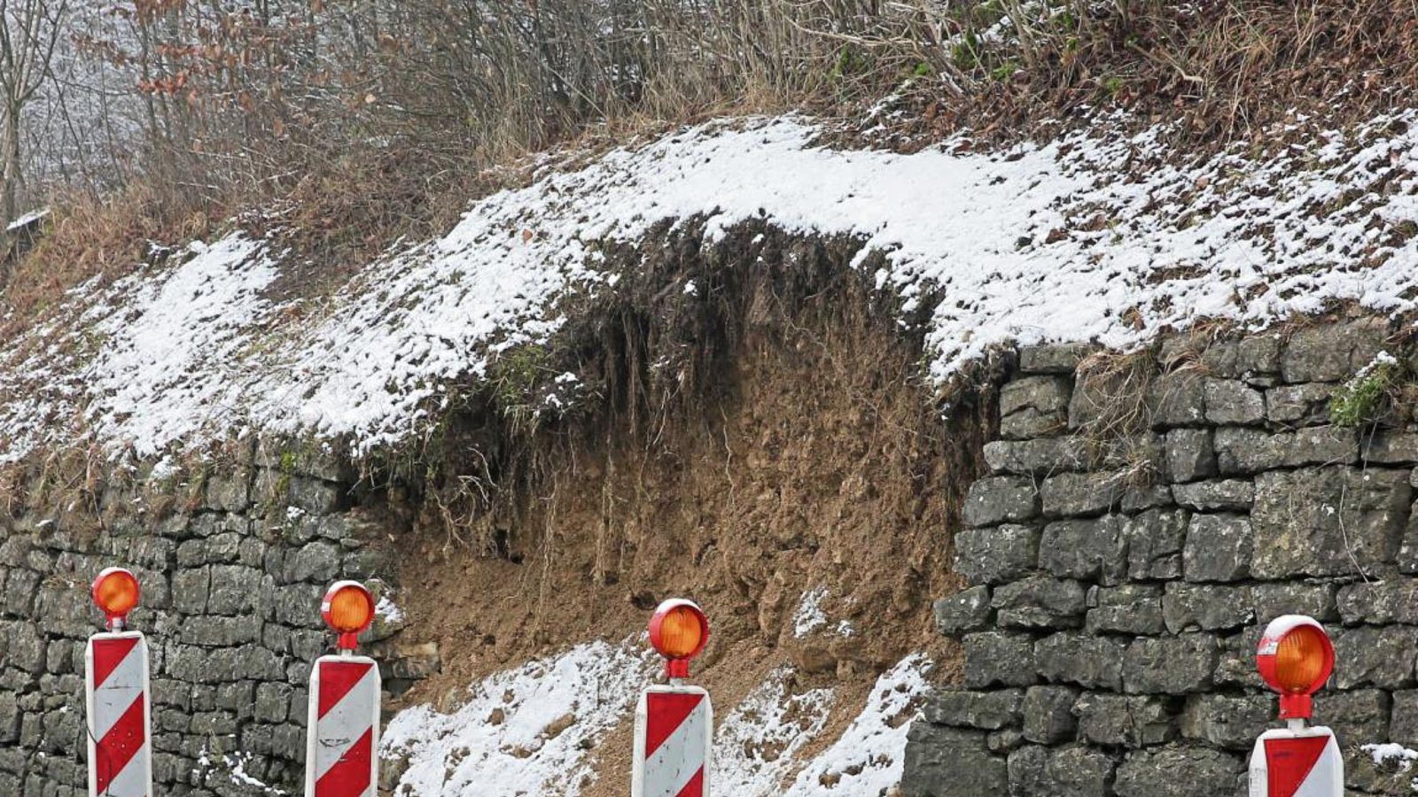 Weil der Hang abgerutscht ist, wird heute und morgen die Kreisstraße zwischen Eberdingen und Weissach für Bauarbeiten gesperrt. Foto: Küppers Weil der Hang abgerutscht ist, wird heute und morgen die Kreisstraße zwischen Eberdingen und Weissach für Bauarbeiten gesperrt. Foto: Küppers