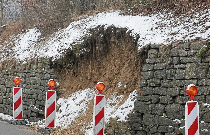 Weil der Hang abgerutscht ist, wird heute und morgen die Kreisstraße zwischen Eberdingen und Weissach für Bauarbeiten gesperrt. Foto: Küppers