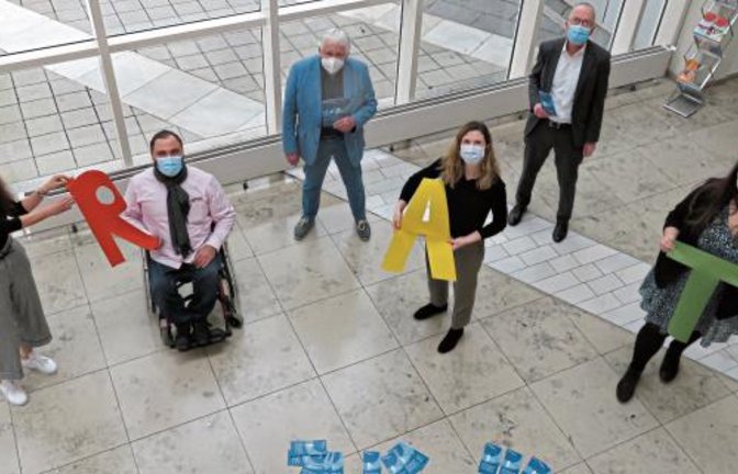 Hilfe auf einen Blick für ratsuchende Menschen mit Behinderung: Katja Kreeb, Mohamed Zakzak, Horst Dangelmayer, Anne Marie Rouvière-Petruzzi, Frank Fillbrunn und Katja Fridrikind (von links) präsentieren den neuen Flyer. Foto: LE