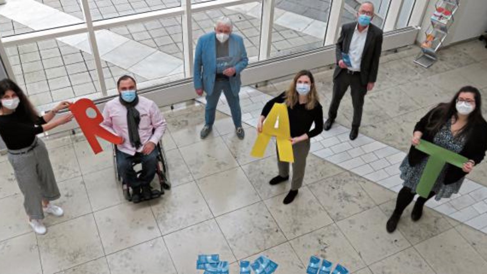 Hilfe auf einen Blick für ratsuchende Menschen mit Behinderung: Katja Kreeb, Mohamed Zakzak, Horst Dangelmayer, Anne Marie Rouvière-Petruzzi, Frank Fillbrunn und Katja Fridrikind (von links) präsentieren den neuen Flyer. Foto: LE Hilfe auf einen Blick für ratsuchende Menschen mit Behinderung: Katja Kreeb, Mohamed Zakzak, Horst Dangelmayer, Anne Marie Rouvière-Petruzzi, Frank Fillbrunn und Katja Fridrikind (von links) präsentieren den neuen Flyer. Foto: LE