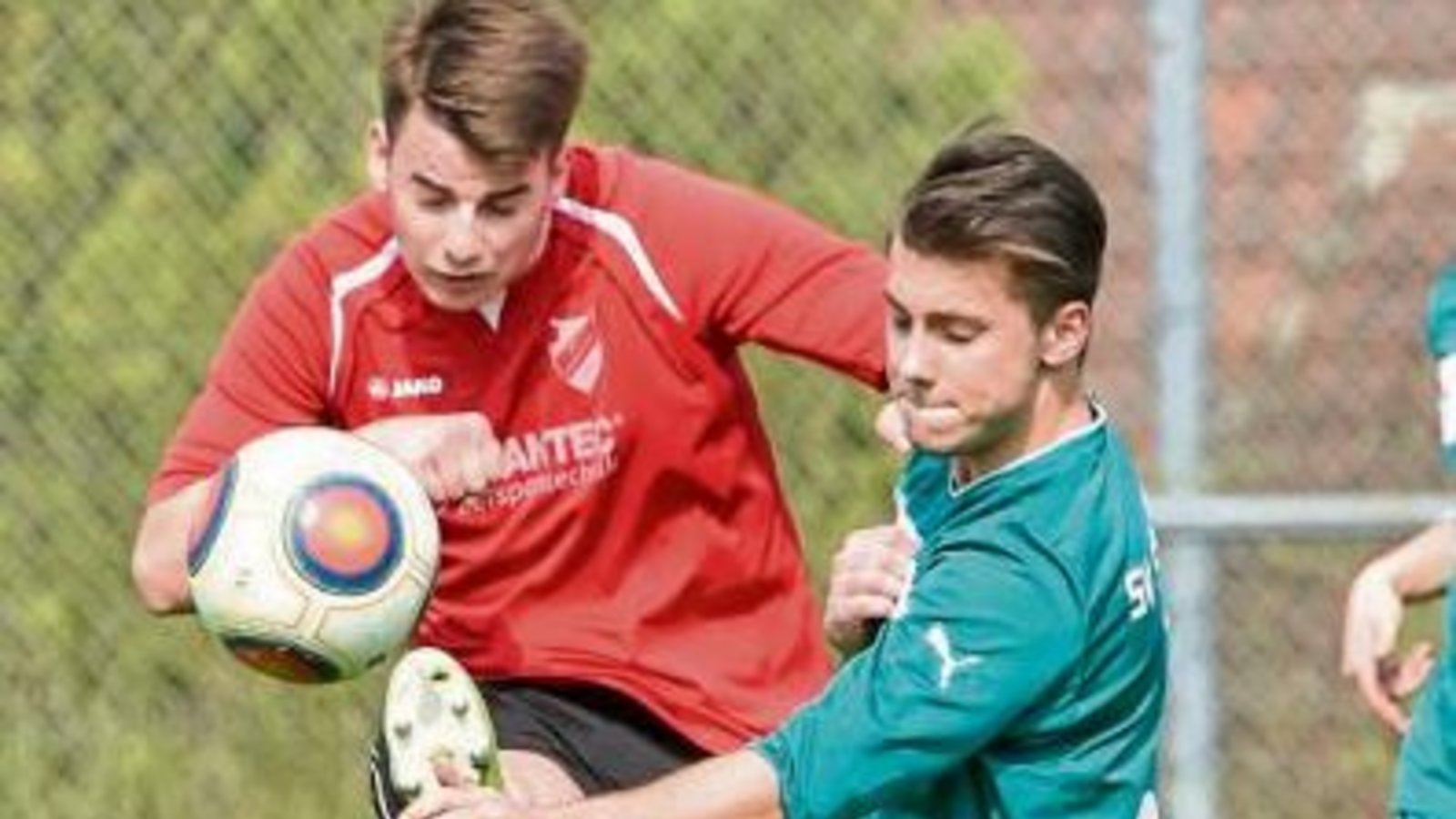 Kompromisslos in der Defensive: Daniel Stierle (links) vom SV Horrheim Foto: Leitner Kompromisslos in der Defensive: Daniel Stierle (links) vom SV Horrheim Foto: Leitner