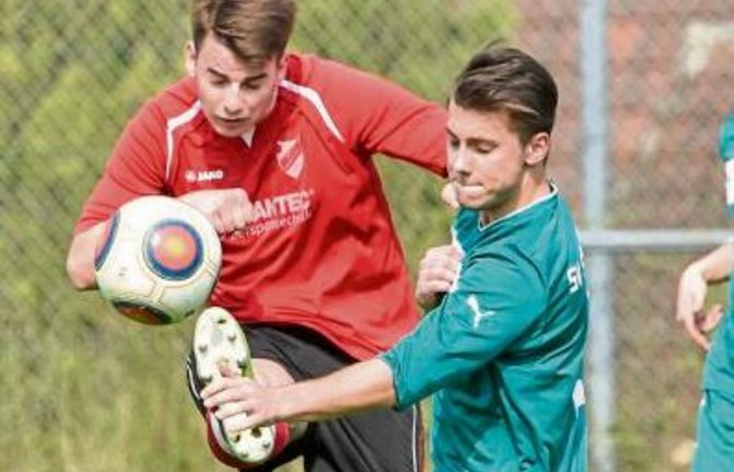 Kompromisslos in der Defensive: Daniel Stierle (links) vom SV Horrheim Foto: Leitner