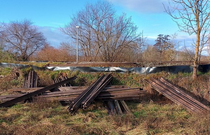 Wo gearbeitet wird, fallen nicht nur Späne, sondern offensichtlich auch Gleise. Unser Leser Detlef Große hat uns diese Impression von den Bauarbeiten an der ehemaligen WEG-Bahnstrecke in Kleinglattbach geschickt – und uns gleich zwei mögliche Bildtitel vorgeschlagen. Wir finden beide richtig gut, deswegen möchten sie wir sie Ihnen, liebe Leserinnen und Leser, nicht vorenthalten. Bitteschön: „Schienen-Mikado“ und „Heavy Metal – mal anders“.