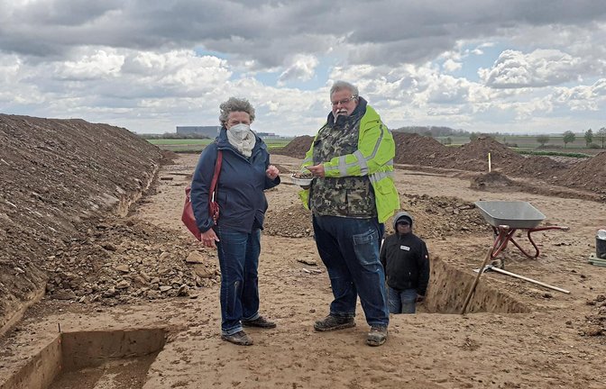 Andrea Neth vom Landesamt für Denkmalpflege (links) und Grabungsleiter Jochen Böhm legen im Oberriexinger Gewann „Bonlanden“ die Übererste von Siedlungen aus der Jungsteinzeit und der Bronzezeit frei. Foto: Glemser