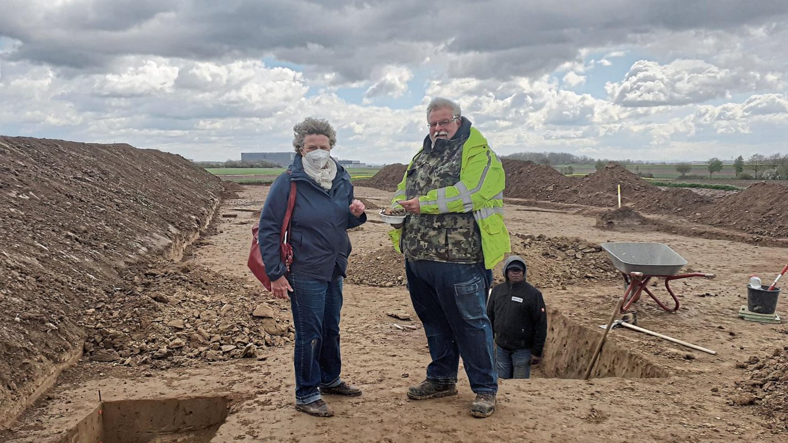 Andrea Neth vom Landesamt für Denkmalpflege (links) und Grabungsleiter Jochen Böhm legen im Oberriexinger Gewann „Bonlanden“ die Übererste von Siedlungen aus der Jungsteinzeit und der Bronzezeit frei. Foto: Glemser