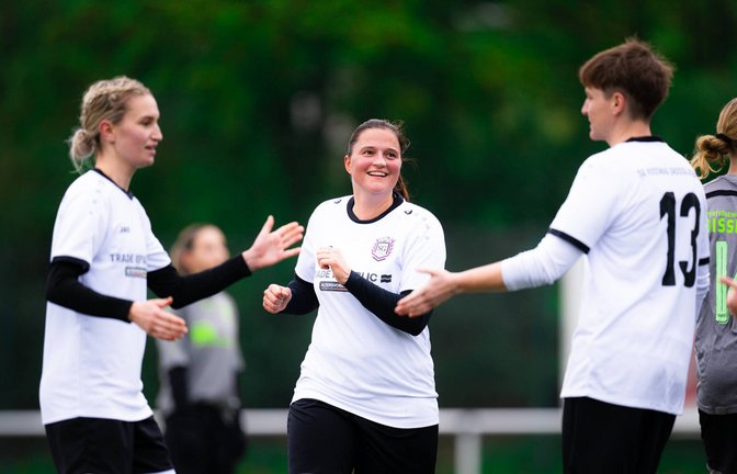 Haben allen Grund zum Jubeln: Die Fußballerinnen der SGM Roßwag/Großglattbach. Archivfoto: Krause
