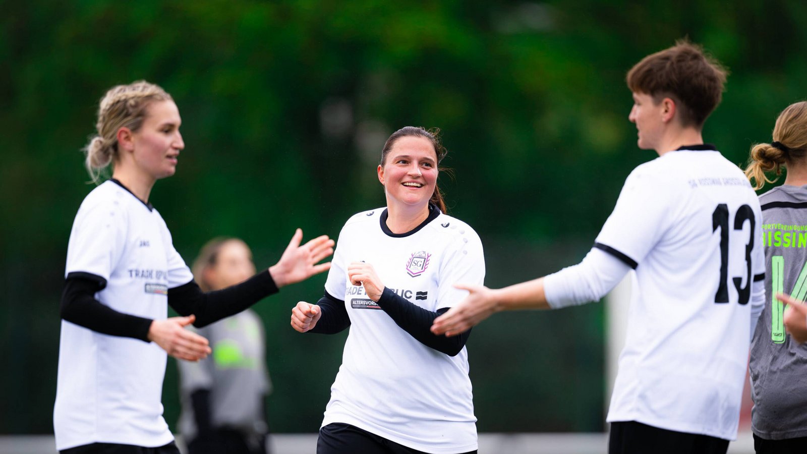 Haben allen Grund zum Jubeln: Die Fußballerinnen der SGM Roßwag/Großglattbach. Archivfoto: Krause Haben allen Grund zum Jubeln: Die Fußballerinnen der SGM Roßwag/Großglattbach. Archivfoto: Krause